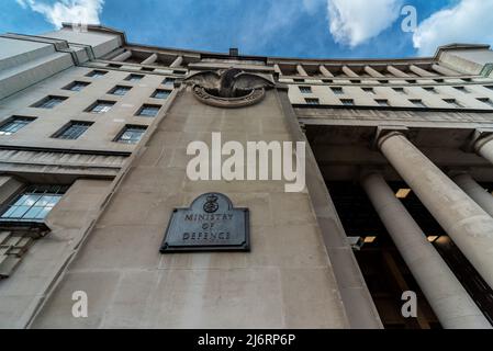 Londra,Inghilterra,Regno Unito-Agosto 21 2019: Vista ad angolo basso della facciata principale del M.O.D., si trova vicino a Downing Street e vicino alle Houses o Foto Stock