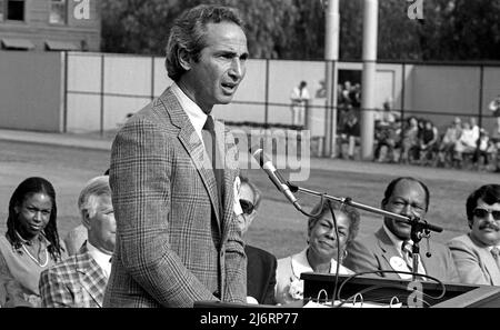Il leggendario lanciatore di Dodger Sandy Koufax si rivolge alla folla all'inaugurazione del Jackie Robinson Stadium, sede della squadra di baseball degli UCLA Bruins a Westwood, CA, 1981. Foto Stock