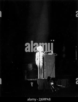 19 maggio 1962, New York, New York, Stati Uniti d'America: Viaggio a New York City: Madison Square Garden, Birthday Salute to President Kennedy, 8:50pm. L'attrice MARILYN MONROE canta buon compleanno signor Presidente a John F Kennedy in occasione delle celebrazioni di compleanno del Presidente Kennedy del 45th al Madison Square Garden di New York. (Credit Image: © Cecil Stoughton/Casa Bianca/ZUMA Wire) Foto Stock