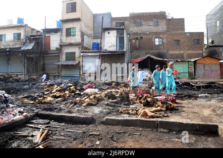 3 maggio 2022, Islamabad, Pakistan: Un altro tragico incidente di fuoco a Islamabad si è verificato a Sabzi Mandi, dove decine di negozi e capanne sono stati bruciati alle ceneri. Secondo la polizia, il fuoco scoppiò prima nell'erba e si diffuse non appena fu visto a causa di forti venti. Il fuoco ha inghiottito i negozi e le capanne circostanti. Otto veicoli di salvataggio e vigili del fuoco hanno messo fuori il fuoco dopo due ore di duro lavoro. I danni causati dall'incendio non sono ancora stati determinati. (Credit Image: © Raja Imran/Pacific Press via ZUMA Press Wire) Foto Stock