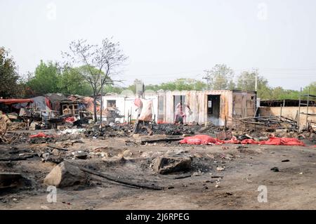 3 maggio 2022, Islamabad, Pakistan: Un altro tragico incidente di fuoco a Islamabad si è verificato a Sabzi Mandi, dove decine di negozi e capanne sono stati bruciati alle ceneri. Secondo la polizia, il fuoco scoppiò prima nell'erba e si diffuse non appena fu visto a causa di forti venti. Il fuoco ha inghiottito i negozi e le capanne circostanti. Otto veicoli di salvataggio e vigili del fuoco hanno messo fuori il fuoco dopo due ore di duro lavoro. I danni causati dall'incendio non sono ancora stati determinati. (Credit Image: © Raja Imran/Pacific Press via ZUMA Press Wire) Foto Stock