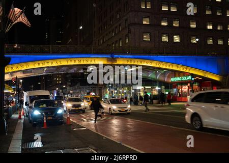 Park Avenue Viadotto al Grand Central Terminal di New York City illuminato in blu e giallo per supportare l'Ucraina Foto Stock