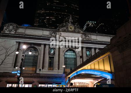 Grand Central Terminal di notte con Park Avenue Viaduct illuminato in blu e giallo per supportare l'Ucraina Foto Stock