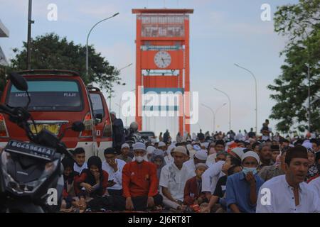 2 maggio 2022, Palembang, South Sumatra, Indonesia: I musulmani nella città di Palembang hanno eseguito la preghiera di Eid al-Fitr 1443 Hijri alla Moschea del Sultano Mahmud Badarudin Jayo Wikramo. (Credit Image: © Muhammad Shahab/Pacific Press via ZUMA Press Wire) Foto Stock