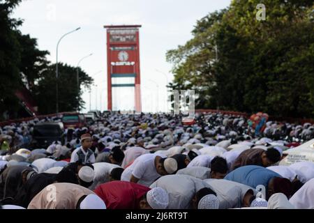 2 maggio 2022, Palembang, South Sumatra, Indonesia: I musulmani nella città di Palembang hanno eseguito la preghiera di Eid al-Fitr 1443 Hijri alla Moschea del Sultano Mahmud Badarudin Jayo Wikramo. (Credit Image: © Muhammad Shahab/Pacific Press via ZUMA Press Wire) Foto Stock