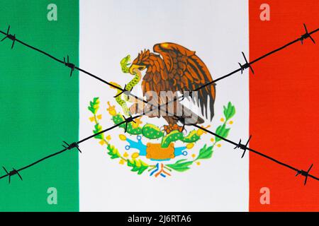 Bandiera del Messico attraversata con filo spinato. Il simbolo del paese chiuso. Foto Stock