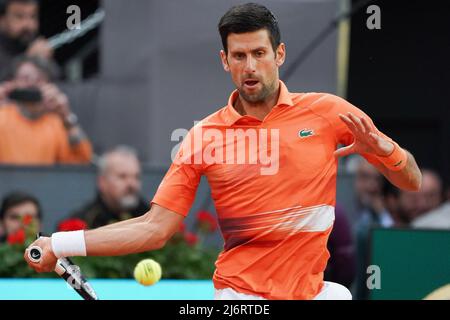 Madrid, Spagna - 03 maggio 2022Novak Djokovic di Serbia suona durante la sua partita singola contro Gael Monfils di Francia durante il giorno 6 del Mutua Madrid Open alla Caja Magica di Madrid. Novak Djokovic Won by (6-3,6-2) Foto Stock