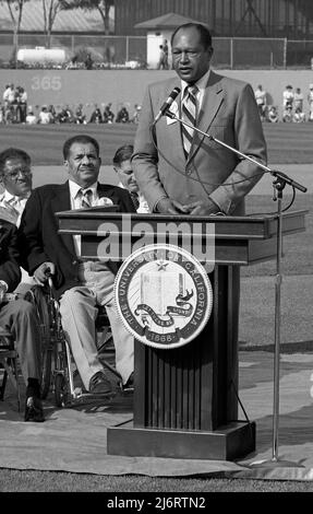 Il sindaco Tom Bradley si rivolge alla folla all'inaugurazione del Jackie Robinson Stadium, sede della squadra di baseball degli UCLA Bruins a Westwood, CA, 1981. Foto Stock
