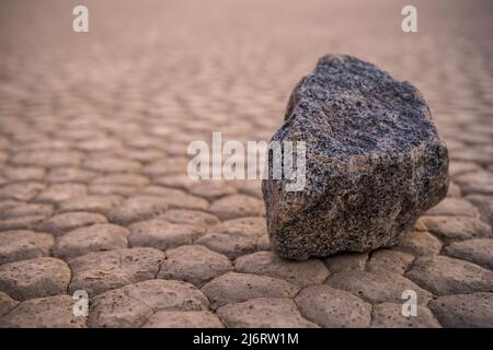 Single Sailing Stone si trova sul Dry Lake Bed of Racetrack Playa nel Death Valley National Park Foto Stock