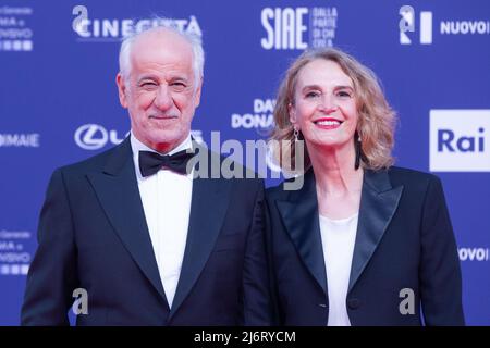 4 maggio 2022, Roma, Italia: Toni Servillo e Manuela Lamanna partecipano al tappeto rosso della cerimonia di premiazione di David di Donatello 2022 a Roma (Credit Image: © Matteo Nardone/Pacific Press via ZUMA Press Wire) Foto Stock