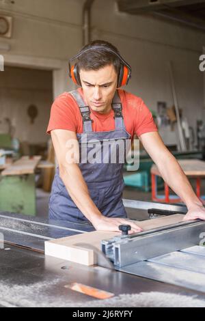 Tavola di taglio per Falegnameria con sega da tavola in officina Foto Stock