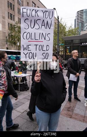 Seattle, Stati Uniti. 3rd maggio 2022. Migliaia di inondazioni Westlake Park a seguito della fuga di notizie che la Corte Suprema potrebbe essere pronta a rovesciare la storica Roe V. Wade. Gli attivisti pro Choice si sono riuniti alle 6:00pm alla protesta Protect Roe V. Wade per far sapere alla Corte Suprema degli Stati Uniti che combatteranno per impedire il ribaltamento della storica decisione di riferimento dando alle donne il diritto di scegliere. La legge storica ha stabilito nel 1973 che la Costituzione degli Stati Uniti protegge la libertà di una donna incinta di scegliere di avere un aborto senza eccessive restrizioni governative. James Anderson/Alamy Live News Foto Stock