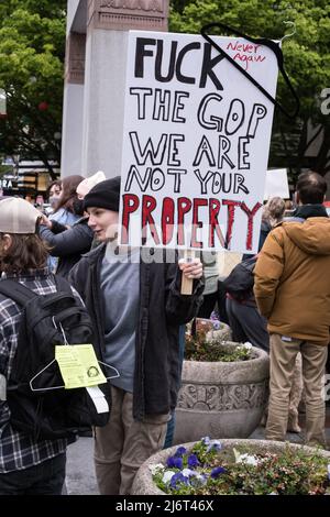 Seattle, Stati Uniti. 3rd maggio 2022. Migliaia di inondazioni Westlake Park a seguito della fuga di notizie che la Corte Suprema potrebbe essere pronta a rovesciare la storica Roe V. Wade. Gli attivisti pro Choice si sono riuniti alle 6:00pm alla protesta Protect Roe V. Wade per far sapere alla Corte Suprema degli Stati Uniti che combatteranno per impedire il ribaltamento della storica decisione di riferimento dando alle donne il diritto di scegliere. La legge storica ha stabilito nel 1973 che la Costituzione degli Stati Uniti protegge la libertà di una donna incinta di scegliere di avere un aborto senza eccessive restrizioni governative. James Anderson/Alamy Live News Foto Stock