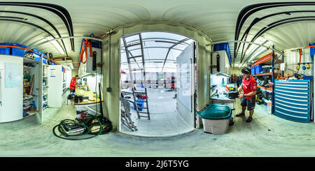 Visualizzazione panoramica a 360 gradi di Santiago Pablos - sistemi a bordo - Gonzalo Fdez de Velasco - Nervio - Boatbuilder - Team MAPFRE - Volvo Ocean Race 2015 scalo Auckland - Nuova Zelanda