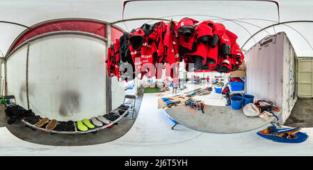 Visualizzazione panoramica a 360 gradi di Spanish Team Wetsuits drying out - Team MAPFRE - Volvo Ocean Race 2015 Auckland stopover - Nuova Zelanda