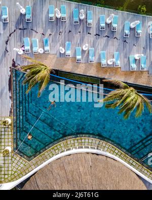 vista aerea del drone della piscina tropicale da un oceano blu. Vista dall'alto sulla piscina Foto Stock