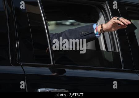 Johnny Depp ondeggia verso i sostenitori mentre arriva al tribunale della contea di Fairfax, a Fairfax, per la ripresa del loro processo civile con Amber sentito Lunedi, 2 maggio 2022. Depp ha portato una causa di diffamazione contro la sua ex moglie, l'attrice Amber sentito, dopo che ha scritto un op-ed nel Washington Post nel 2018 che, senza chiamare Depp, lo accusò di abuso domestico. Foto di Cliff Owen/CNP/ABACAPRESS.COM Foto Stock