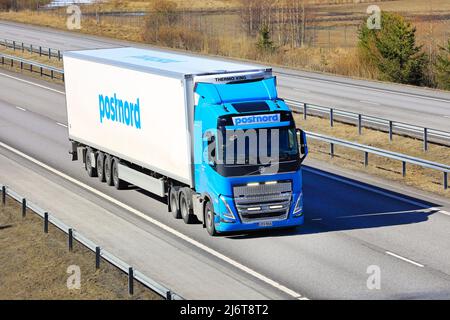 Nuovo rimorchio FH semi FRC auto blu Volvo FE-Trans Oy per Postnord Oy trasporta il carico in autostrada in un giorno di primavera. Salo, Finlandia. Aprile 18, 2022. Foto Stock