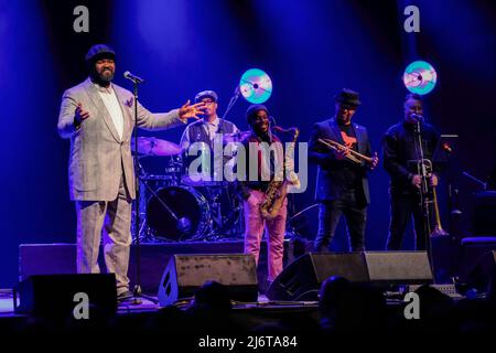 Gregory Porter si esibisce nel Big Top al Cheltenham Jazz Festival, 30 aprile 2022 Foto Stock