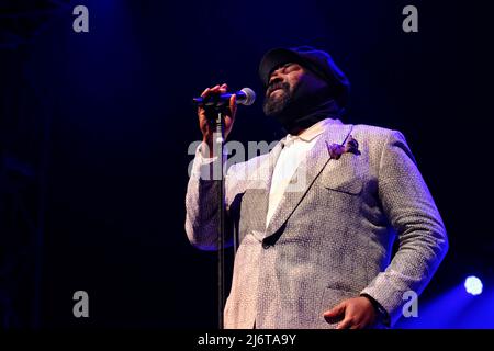 Gregory Porter si esibisce nel Big Top al Cheltenham Jazz Festival, 30 aprile 2022 Foto Stock