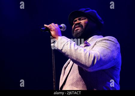 Gregory Porter si esibisce nel Big Top al Cheltenham Jazz Festival, 30 aprile 2022 Foto Stock