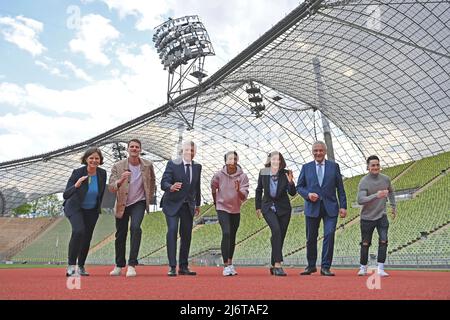 Da sinistra: Juliane Seifert (Segretario di Stato presso il Ministero federale degli interni e della patria), Marc LEMBECK (Para Rower), Dieter REITER (Sindaco), Malaika MIHAMBO (ponticello lungo) Marion Schoene (Organizzatore e Amministratore Delegato Olympiapark Muenchen GmbH), Joachim HERRMANN (Ministro dell'interno della Baviera), Marcel NGUYEN (ginnastica) posa sulla pista di corsa nello Stadio Olimpico. Appuntamento stampa Campionato europeo 2022 il 3rd maggio 2022 Foto Stock