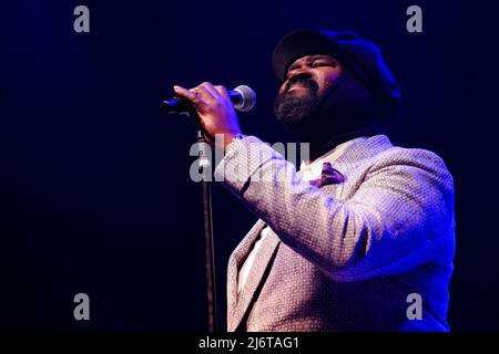 Gregory Porter si esibisce nel Big Top al Cheltenham Jazz Festival, 30 aprile 2022 Foto Stock