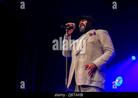 Gregory Porter si esibisce nel Big Top al Cheltenham Jazz Festival, 30 aprile 2022 Foto Stock