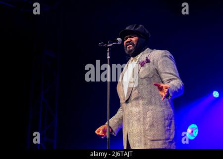 Gregory Porter si esibisce nel Big Top al Cheltenham Jazz Festival, 30 aprile 2022 Foto Stock