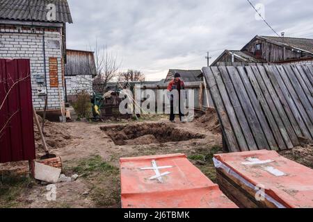 9 aprile 2022, Makariv, Ucraina: Due bare sono viste vicino ad una buca. Makariv è una città dell'Oblast di Bucha, situata a 60 chilometri ad ovest della capitale Ucraina. Per più di un mese sotto l'occupazione russa, Makariv non ha corrente elettrica, acqua, gas o linea di telecomunicazione. Gli attacchi russi hanno distrutto il quaranta per cento della zona, e molti uccisioni di massa sono registrati. Inoltre, le truppe russe hanno distrutto le infrastrutture e minato alcuni territori. (Credit Image: © Rick Mave/SOPA Images via ZUMA Press Wire) Foto Stock