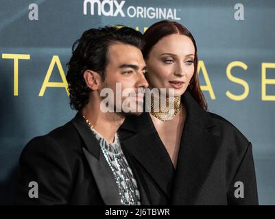 New York, NY - 3 maggio 2022: Joe Jonas e Sophie Turner vestito da Louis Vuitton partecipare 'The Staircase' TV show prima al MoMA Foto Stock