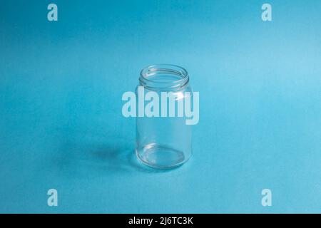 Vaso in vetro senza coperchio con fondo blu Foto Stock