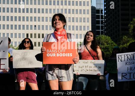 3 maggio 2022, Houston, Texas, Stati Uniti: Migliaia di persone si uniscono alla marcia pro-aborto nel centro di Houston, innescato da una fuga di notizie del rovesciare Roe contro Wade dalla Corte Suprema. (Credit Image: © Carlos Escalona/ZUMA Press Wire) Foto Stock