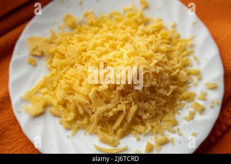 Formaggio tritato finemente per pizza fatta in casa. Foto Stock