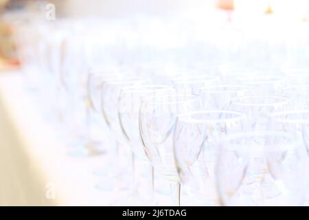 Svuotare bicchieri di vino in festa in giardino Foto Stock