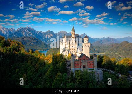 Famoso castello fiabesco in Baviera, Neuschwanstein, Germania, mattina con cielo blu con nuvole bianche Foto Stock