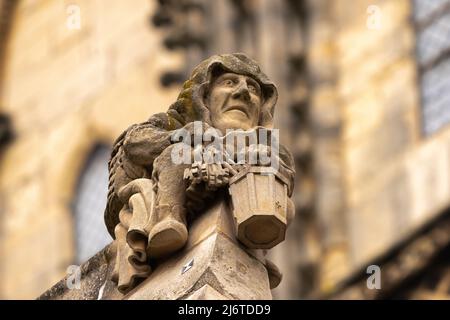 Gargoyles, statue di pietra, attaccato, edifici, decorazione, acquedotti, flusso di acqua piovana, scolpito, pietra solida, granito, funzione ornamentale e artistica. Foto Stock