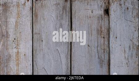 Tavole di legno vecchie e stagne verticali con segni di martello e macchia Foto Stock