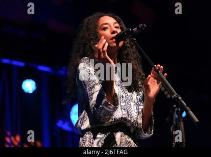 Corinne Bailey Rae si esibisce nella Jazz Arena al Cheltenham Jazz Festival. Aprile 29, 2022 Foto Stock