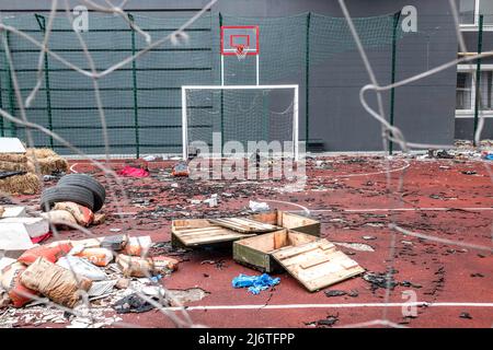 Il campo di calcio privato di un condominio è danneggiato. Buca, una città alla periferia della capitale Ucraina Kiev, è stata controllata dai soldati russi per circa un mese. La sua liberazione il 31 marzo ha rivelato alcune delle atrocità più crudeli commesse dai soldati russi durante l'occupazione. Gli edifici furono distrutti e le case saccheggiate. Corpi morti sono stati trovati in strade Bucha, edifici e tombe di massa. (Foto di Rick Mave / SOPA Images/Sipa USA) Foto Stock