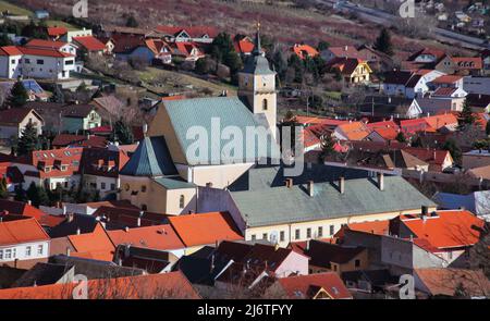 Piccola città in Slovacchia - Svaty Jur di notte Foto Stock