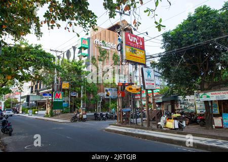 L'Hotel Mamaka all'incrocio con Jalan Pantai Kuta e Jalan Benesari a Kuta, Bali. Foto Stock