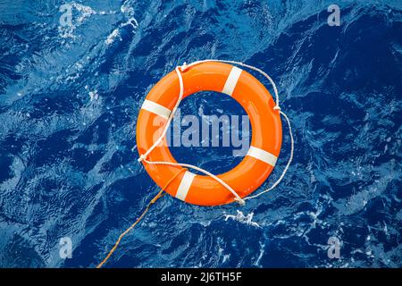 Attrezzature di sicurezza e di vita o di boa boa di salvataggio galleggiante sul mare per il soccorso di persone da annegamento l'uomo. Foto Stock