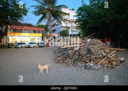 Enorme mucchio di rifiuti sulla spiaggia di Kuta a Bali al tramonto in attesa di essere portato via. Foto Stock