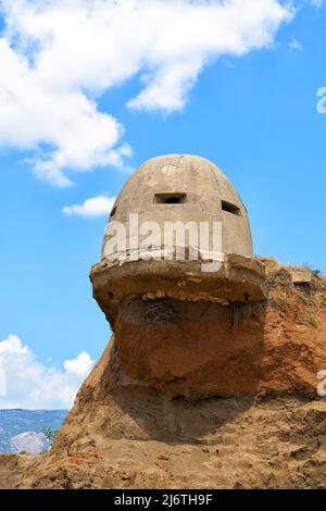 Vecchio bunker militare tedesco della seconda Guerra Mondiale vicino al canale di Corinto contro il cielo blu pacifico in Grecia Foto Stock