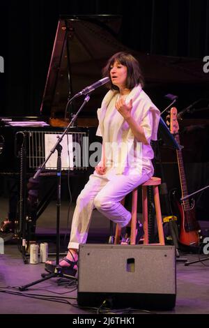 Lucia Cadotsch si esibisce nel Parabola Arts Center al Cheltenham Jazz Festival, 29 aprile 2022 Foto Stock