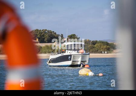 pescatore barche sul fiume Gilao al Ria Farmosa Nature Resort vicino a Tavira. Portogallo Algarve Foto Stock