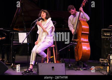 Lucia Cadotsch si esibisce nel Parabola Arts Center al Cheltenham Jazz Festival, 29 aprile 2022 Foto Stock