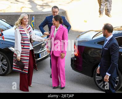 Stoccolma, Svezia 20220503.la Principessa della Corona mette-Marit, la Principessa della Corona di Svezia Victoria, il Principe Daniel e il Principe della Corona Haakon arrivano a un seminario sul clima marino con i partecipanti della comunità imprenditoriale alla Royal Swedish Academy of Sciences di Stoccolma. Foto: Annika Byrde / NTB Foto Stock