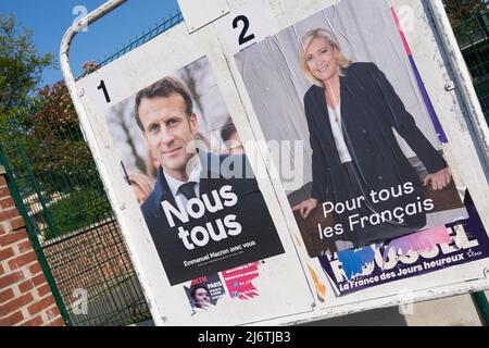 AMIENS, FRANCIA - 28 APRILE 2022 : Poster di campagna per il secondo turno delle elezioni presidenziali francesi, di fronte a un seggio elettorale. Foto Stock